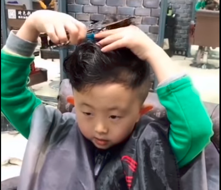 6-годишен фризьор от Китай покори мрежата (видео)