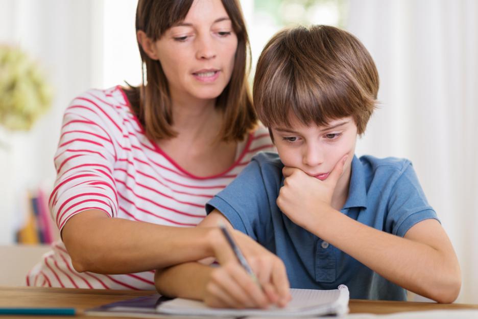 Защо не е добра идея да пишете домашните на децата си