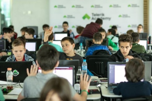 Над 1600 ученици в 15 града преминаха безплатно ИТ обучение 