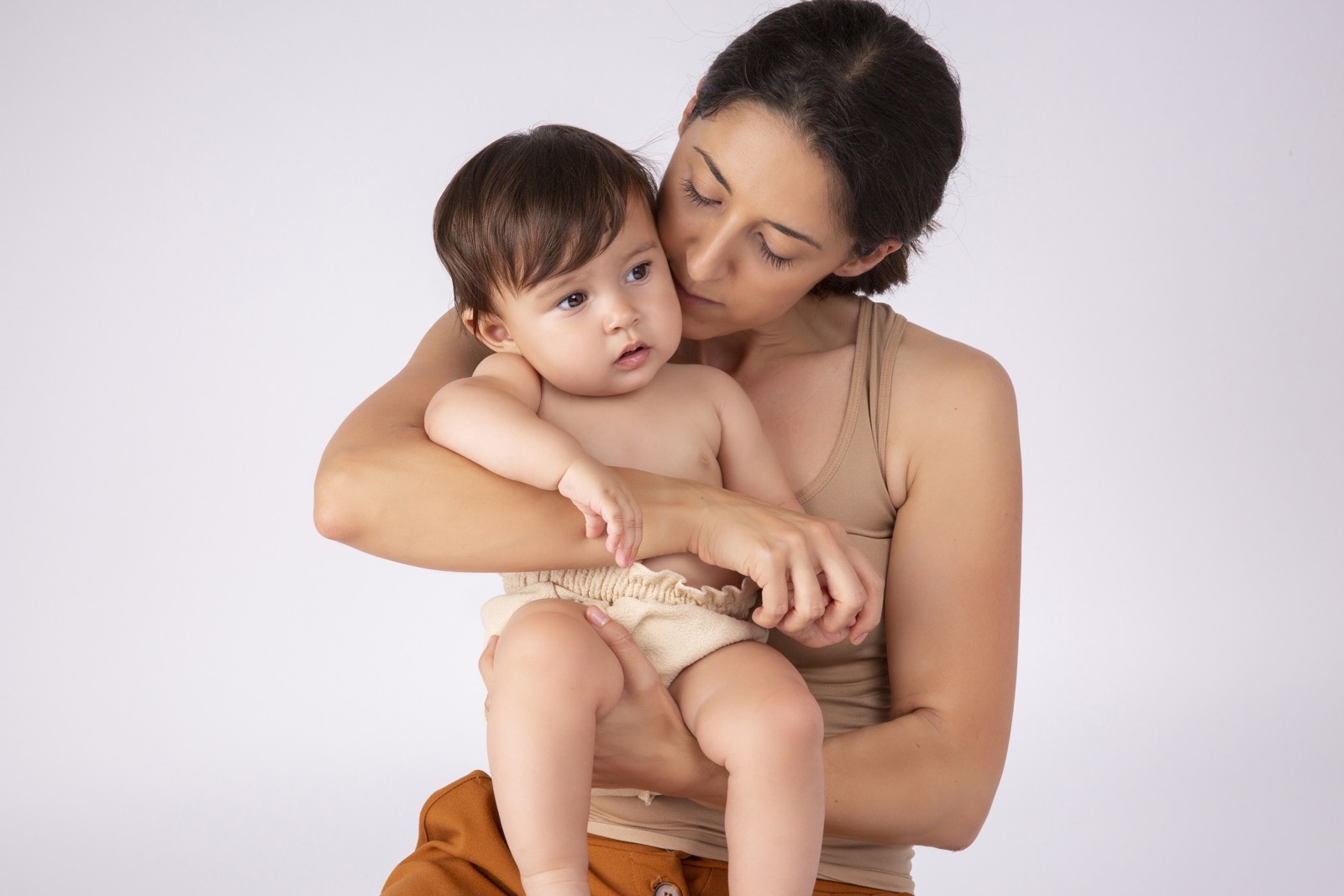 Как да се справим със зачервената кожа на бебето под памперса