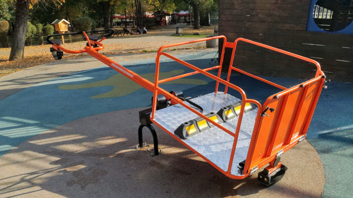 Два дни след монтиране на  люлката за деца с увреждания, тя вече е счупена