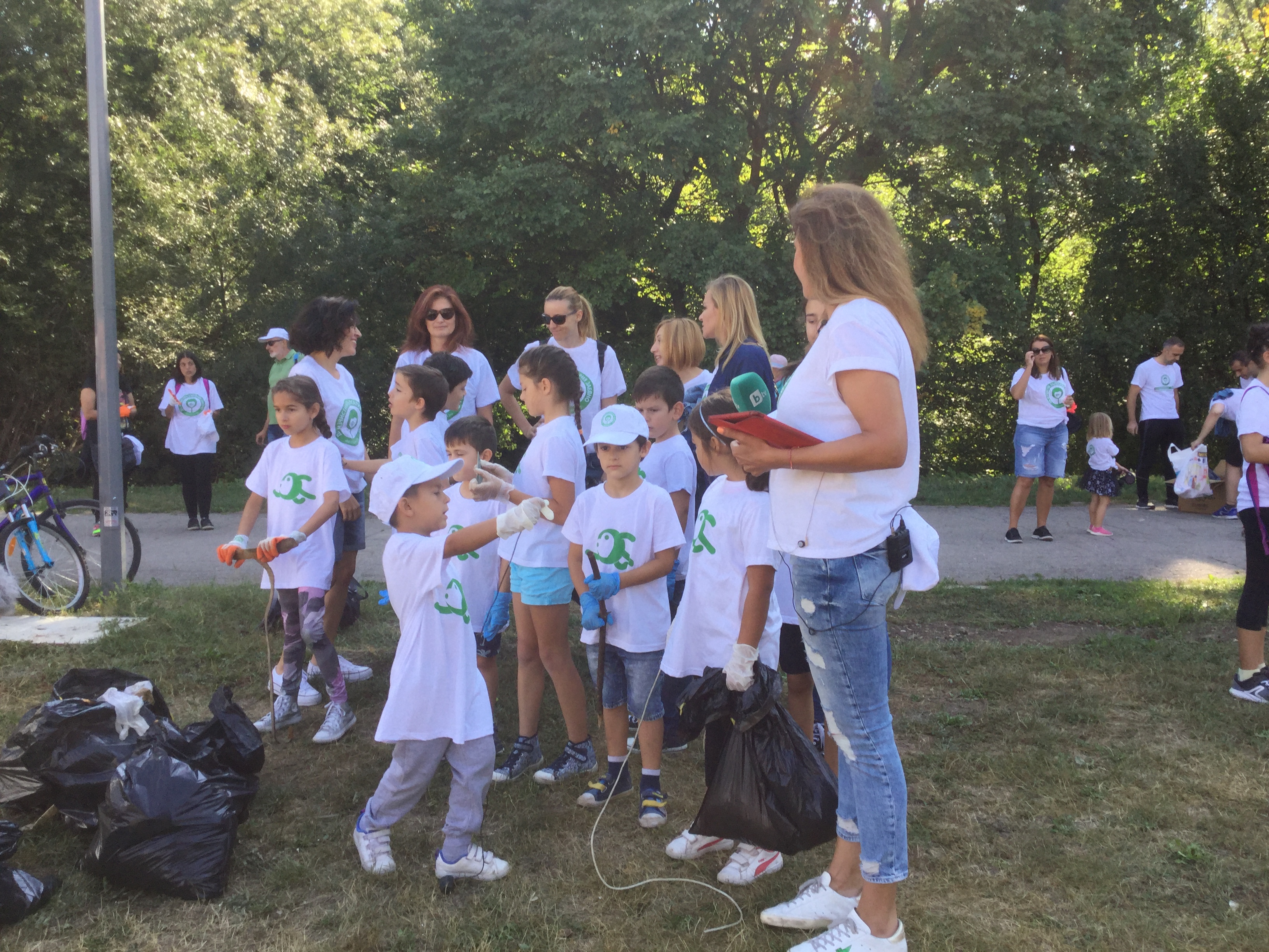 Рекорд: 390 000 доброволци се включиха в „Да изчистим България заедно“ 