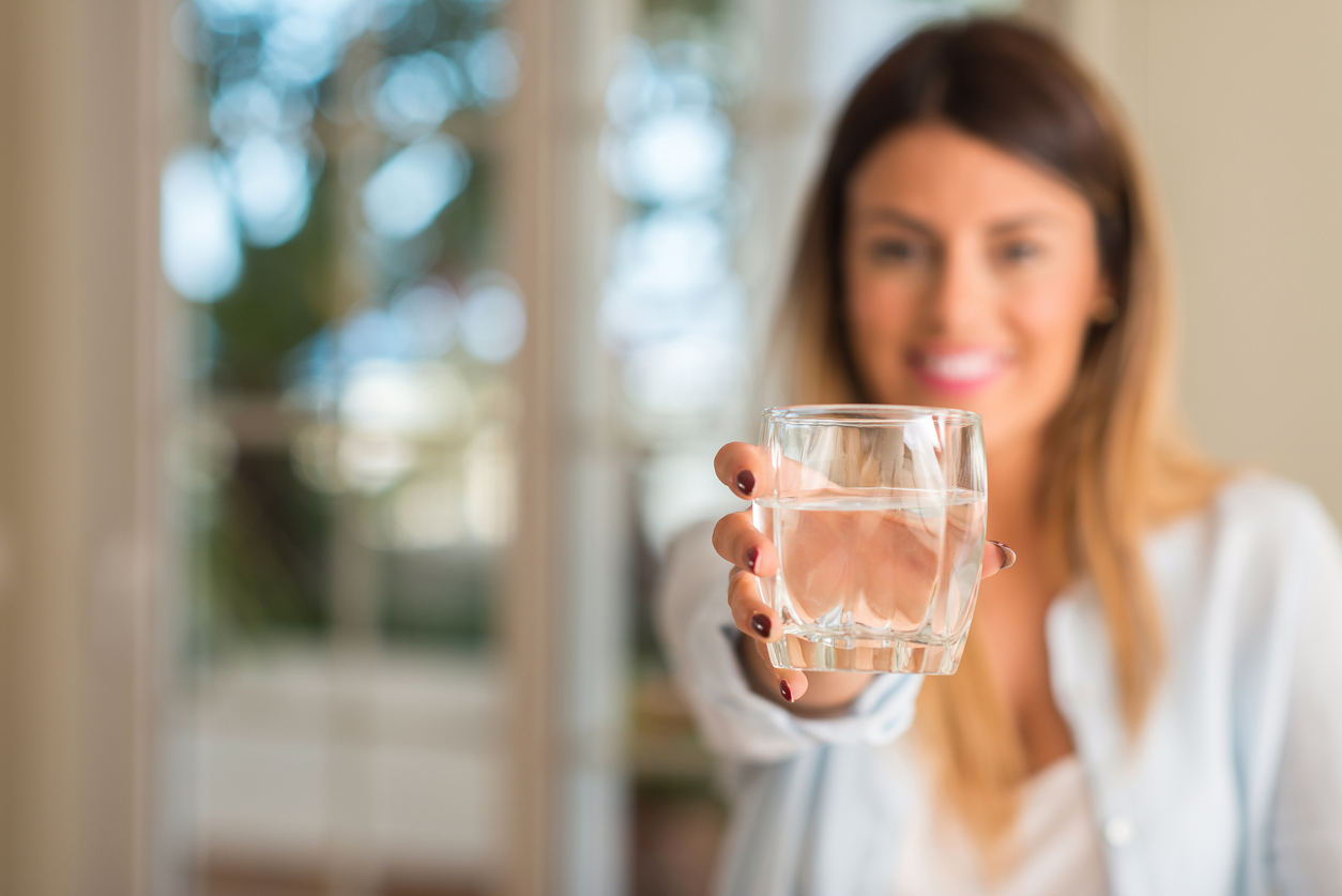 Чаша вода на гладно: помага да отслабнем, но не само  