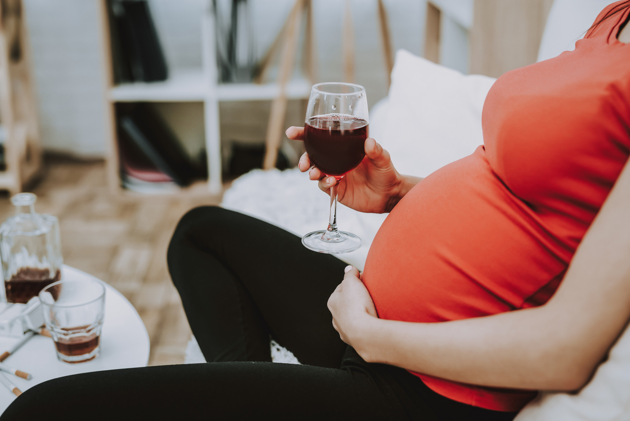 Как точно употребата на алкохол заплашва бременността 