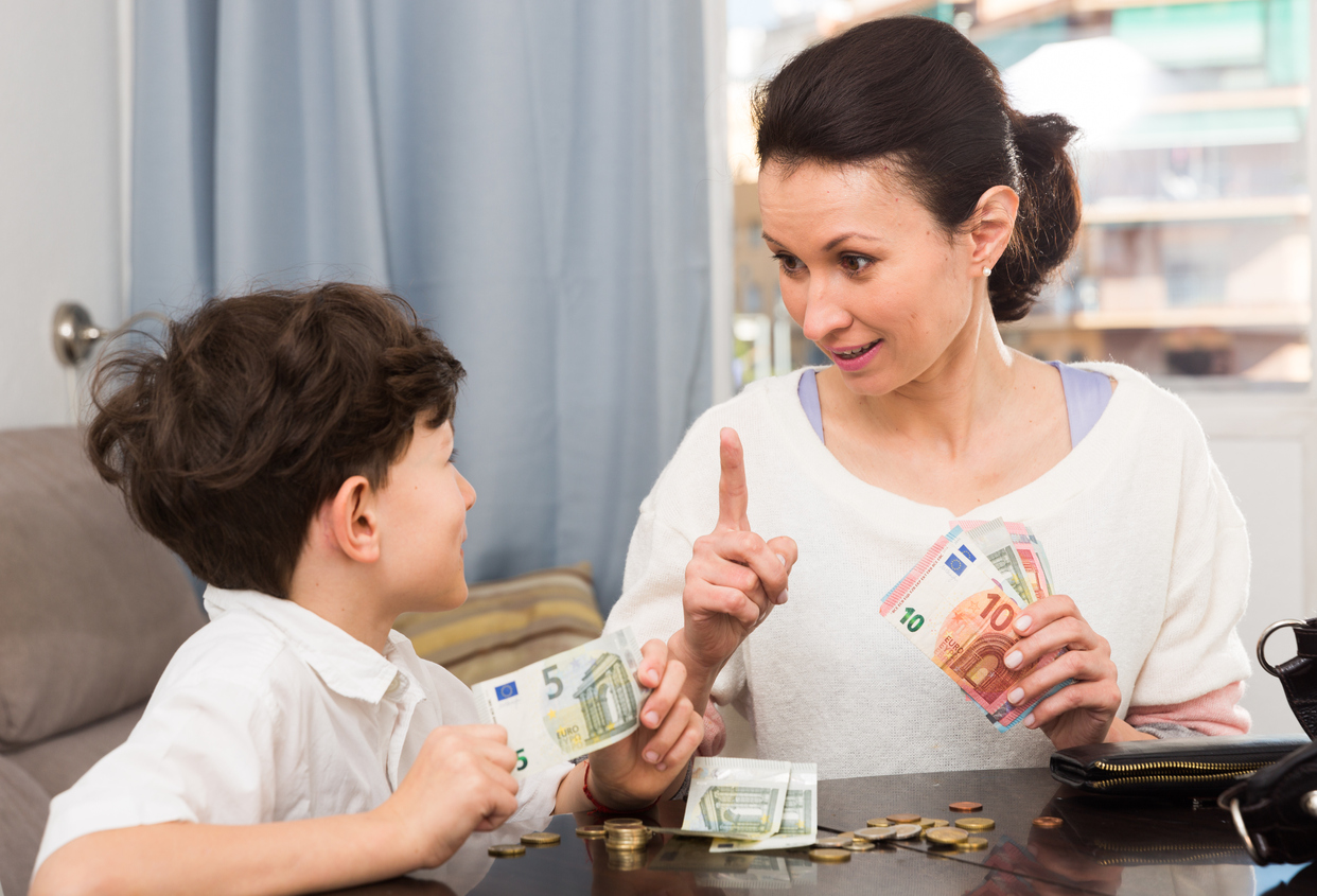Трябва ли детето да получава пари, когато помага у дома  