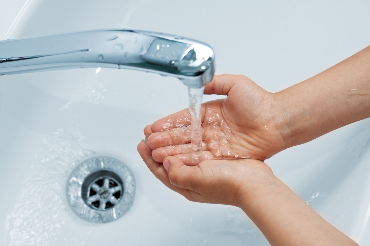 Преподавателка с необичаен подход учи децата да си мият ръцете