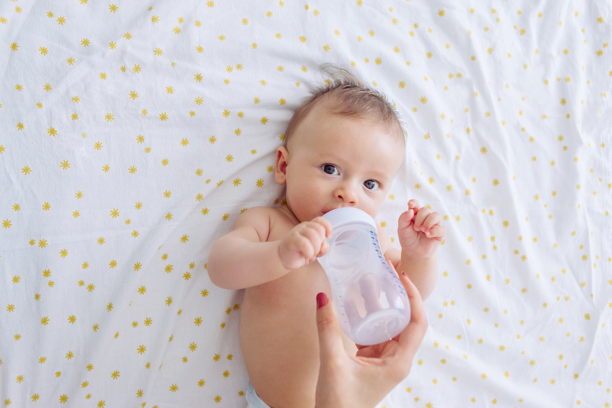 Кърмачето да не пие вода и още 4 мита за бебето 