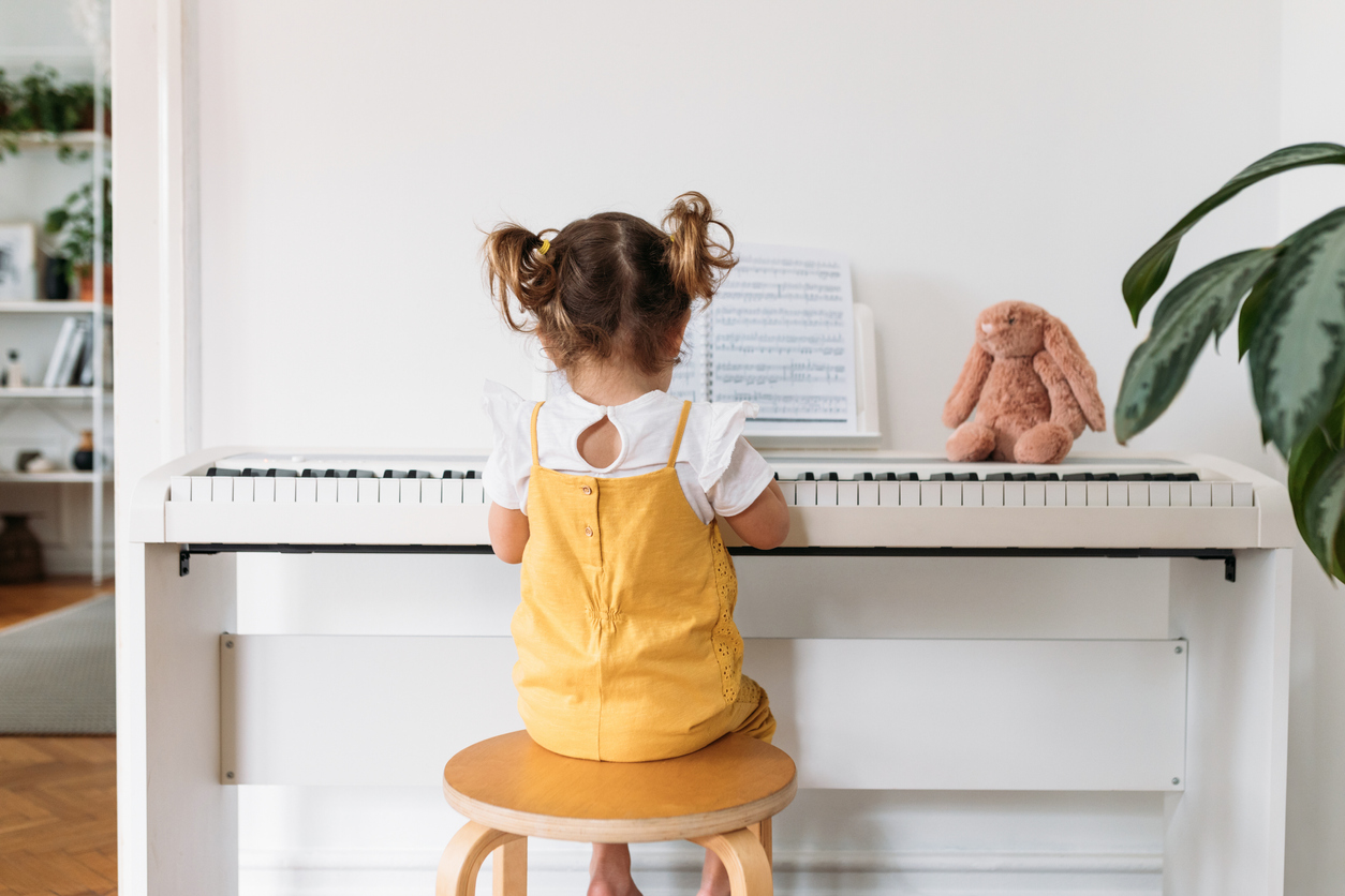 Свиренето на пиано - ценно упражнение за детския мозък 