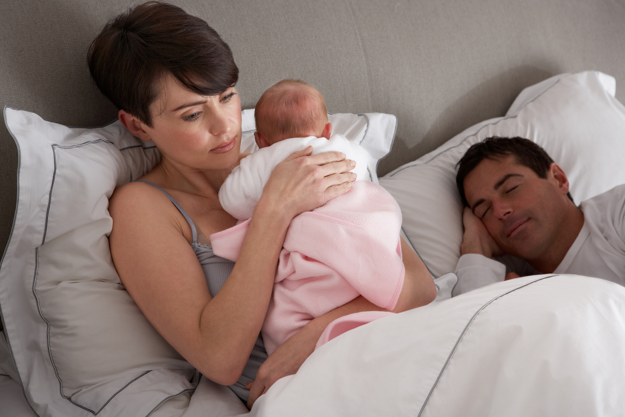 Плачът на бебето през нощта може да стане причина за развод 