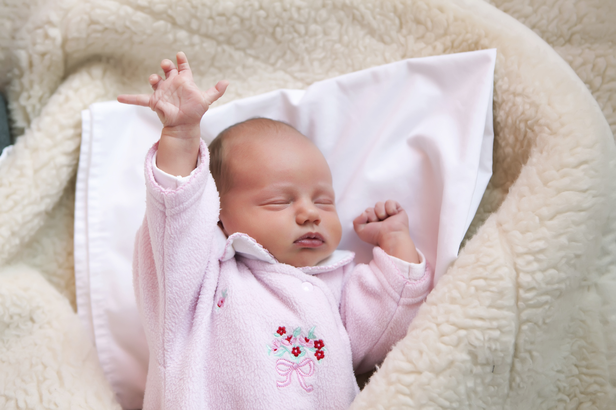 Протягащо се бебе покори мрежата (видео)