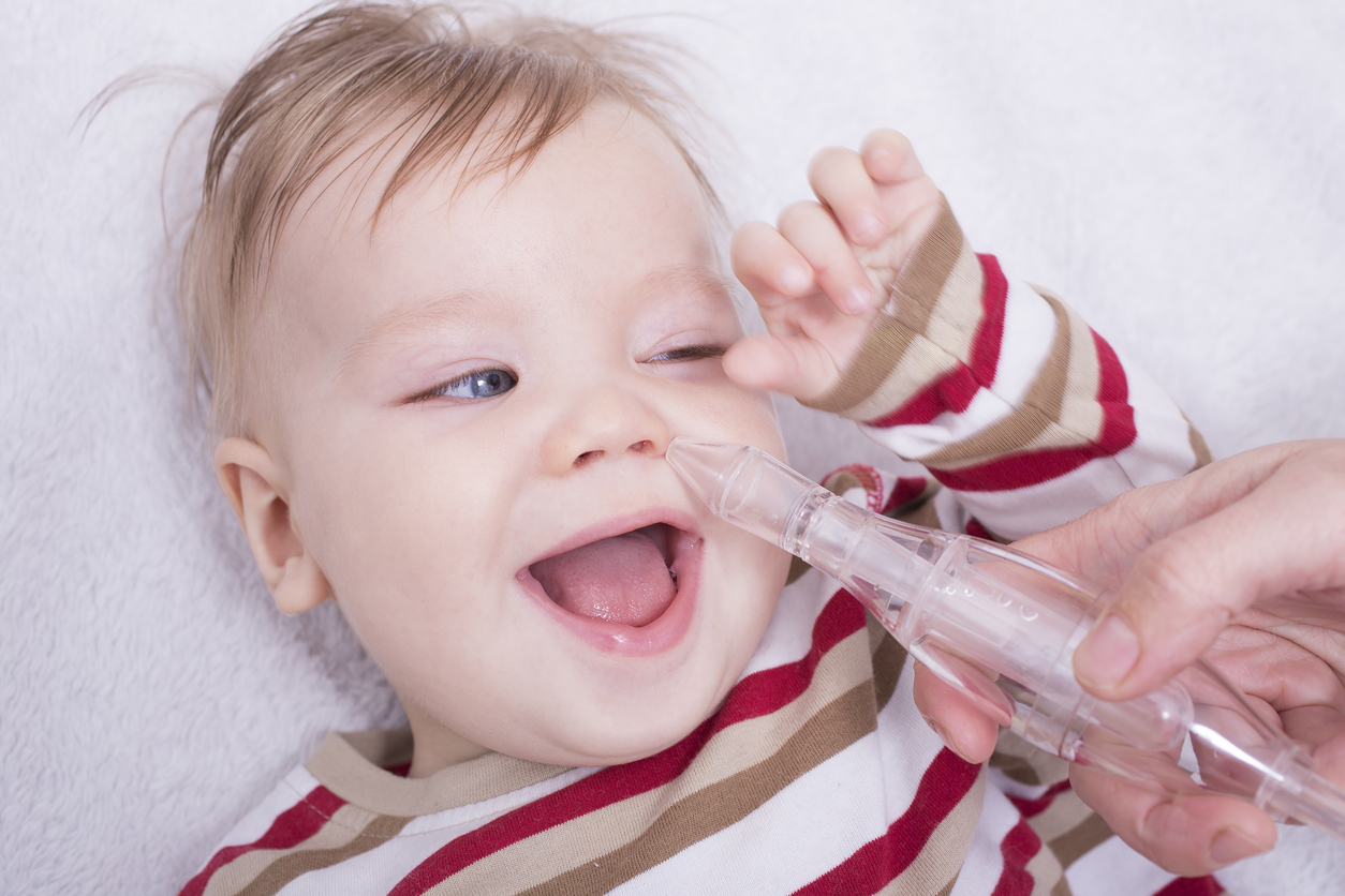 Как се чисти носът на бебето с помпа