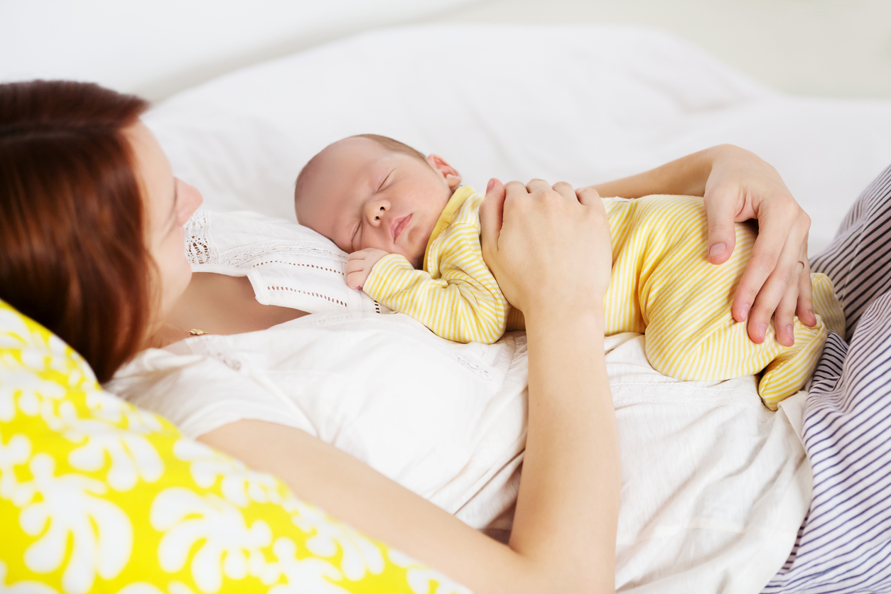 В едно легло с бебето: плюсове и минуси на съвместния сън 