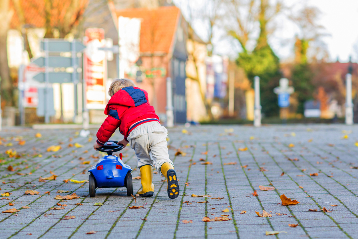 4-годишно момче измина 4 километра, яхнало камионче
