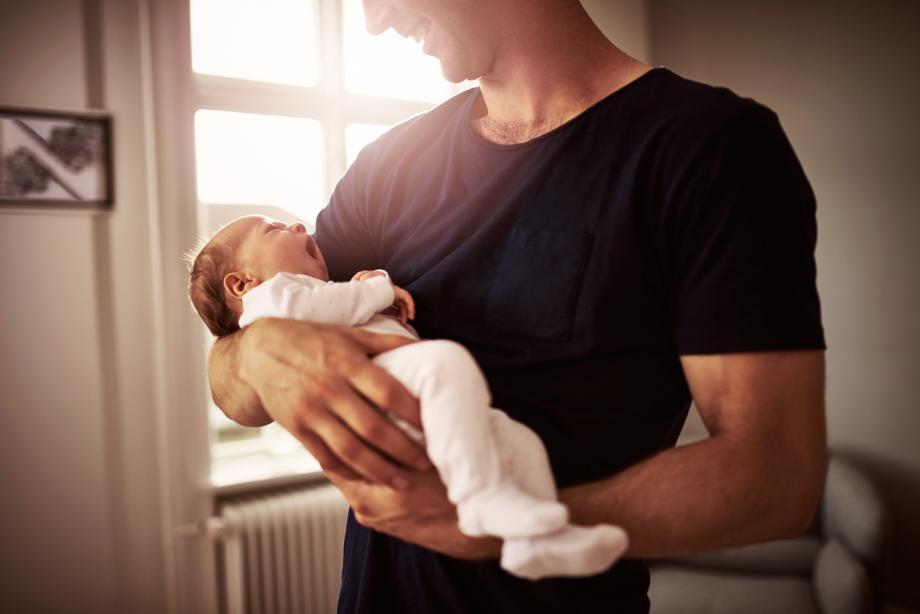 Татковците са по-загрижени за бебетата си дъщери, отколкото за синовете 