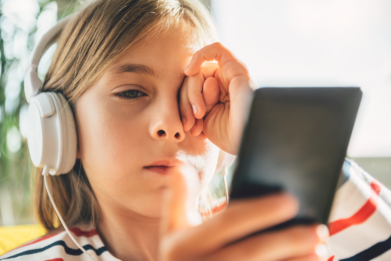 Колко е безопасното за децата време за ползване на смартфона 
