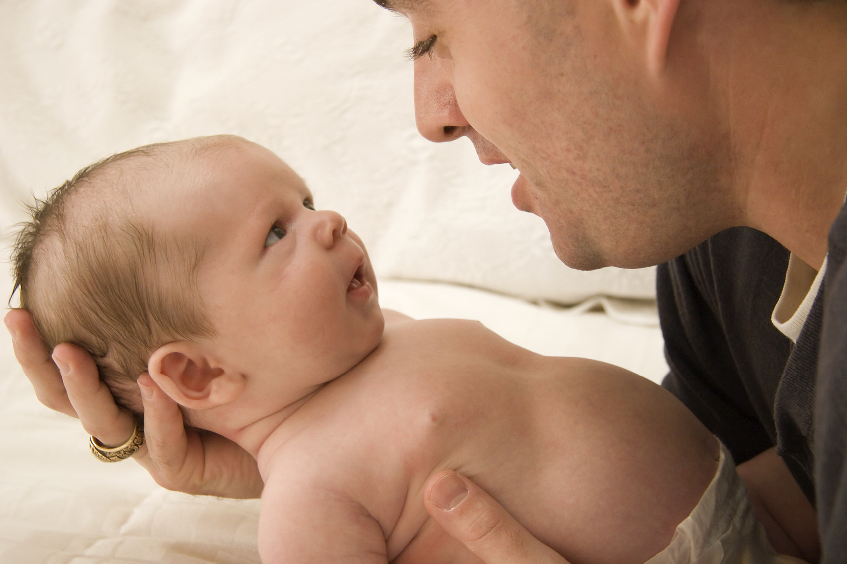 Какви ползи носи общуването на таткото с бебето 