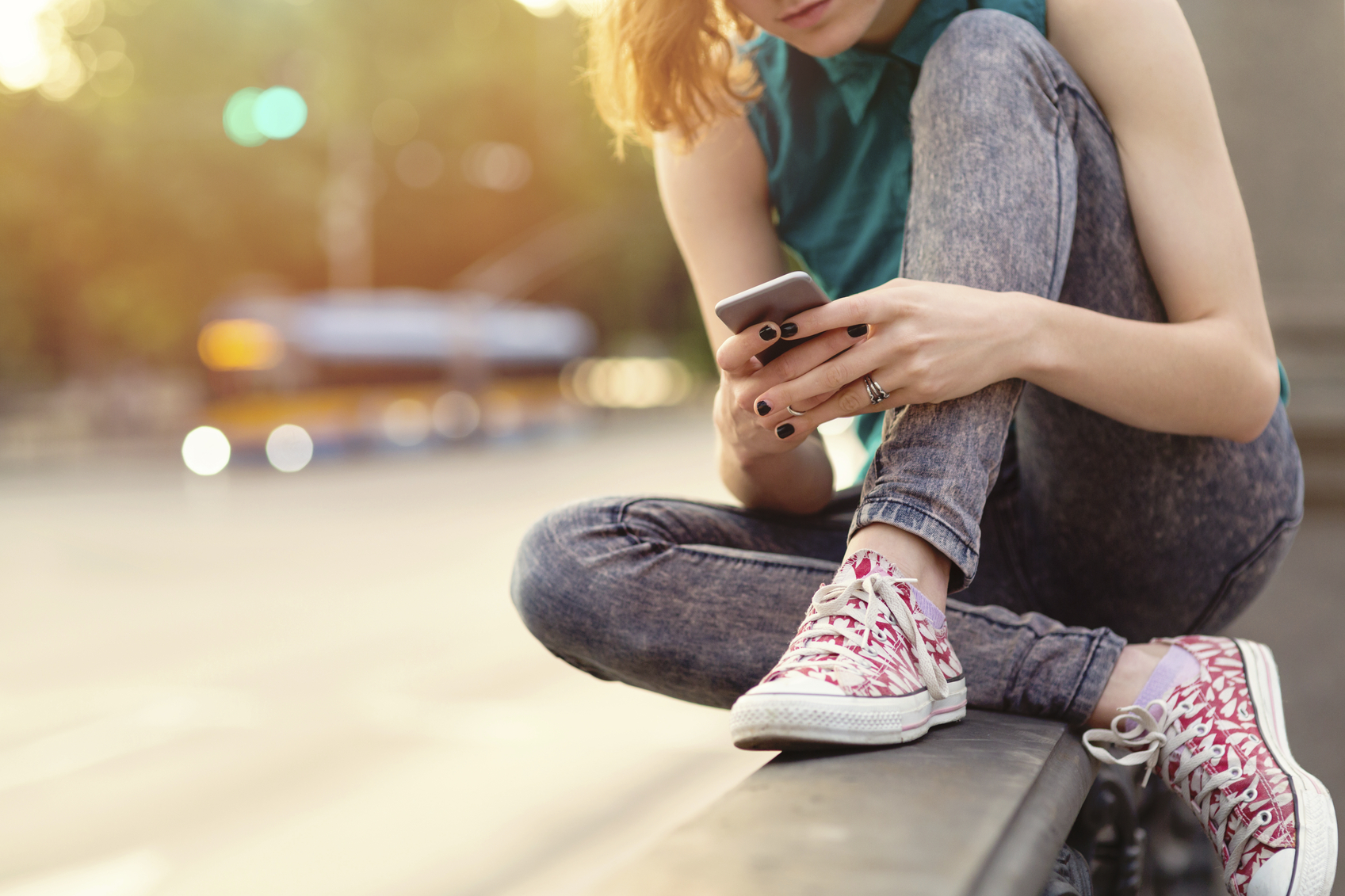 Половината тийнейджъри зависими от телефоните си 