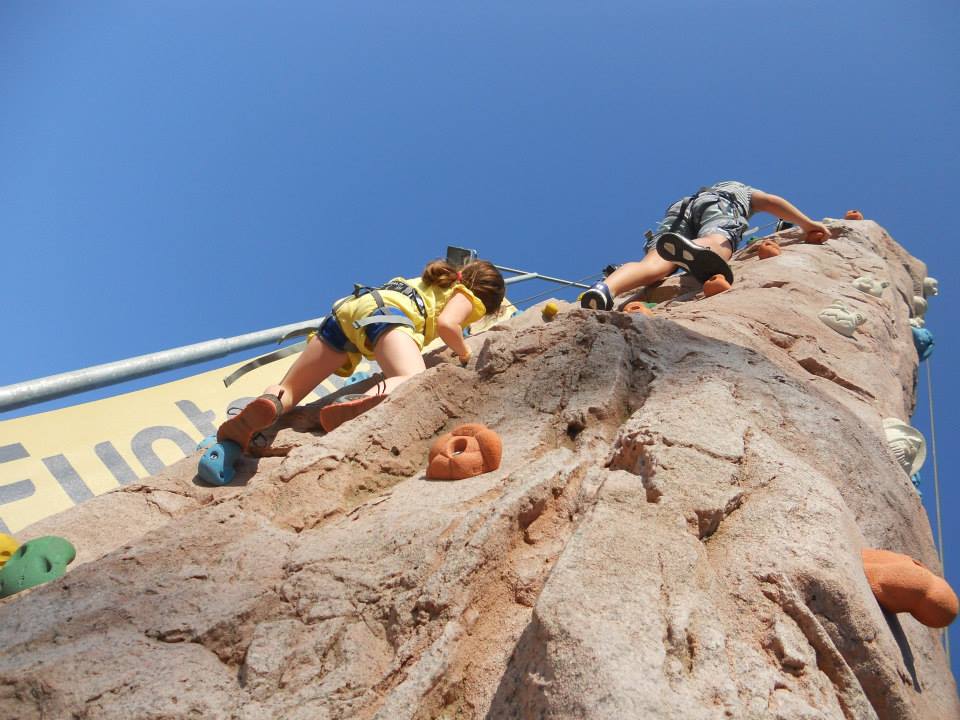 Игри и състезания на поляната, научете как се катери скала 