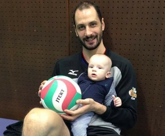 Матей Казийски води 2-месечния си син на тренировки 