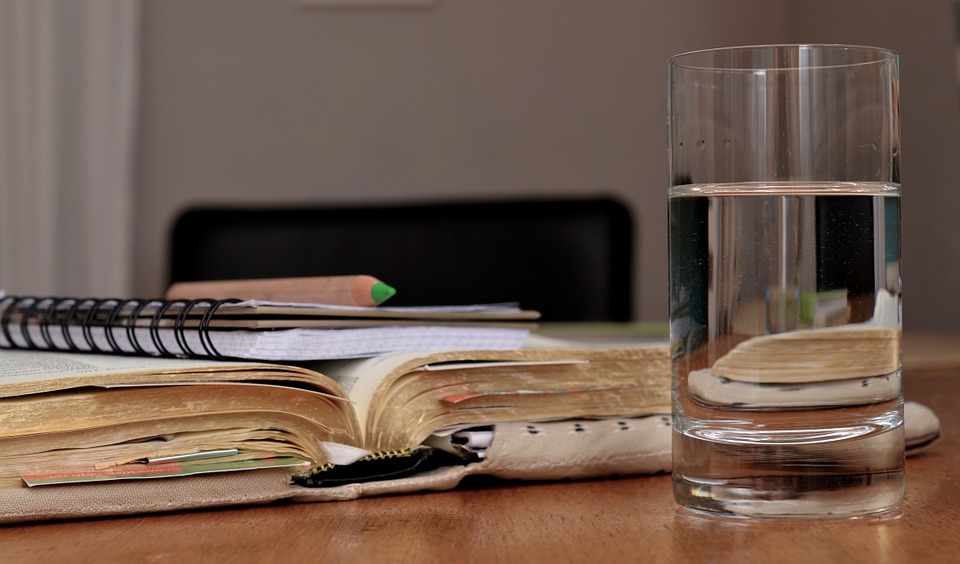 Чаша вода помага при вземане на изпит 