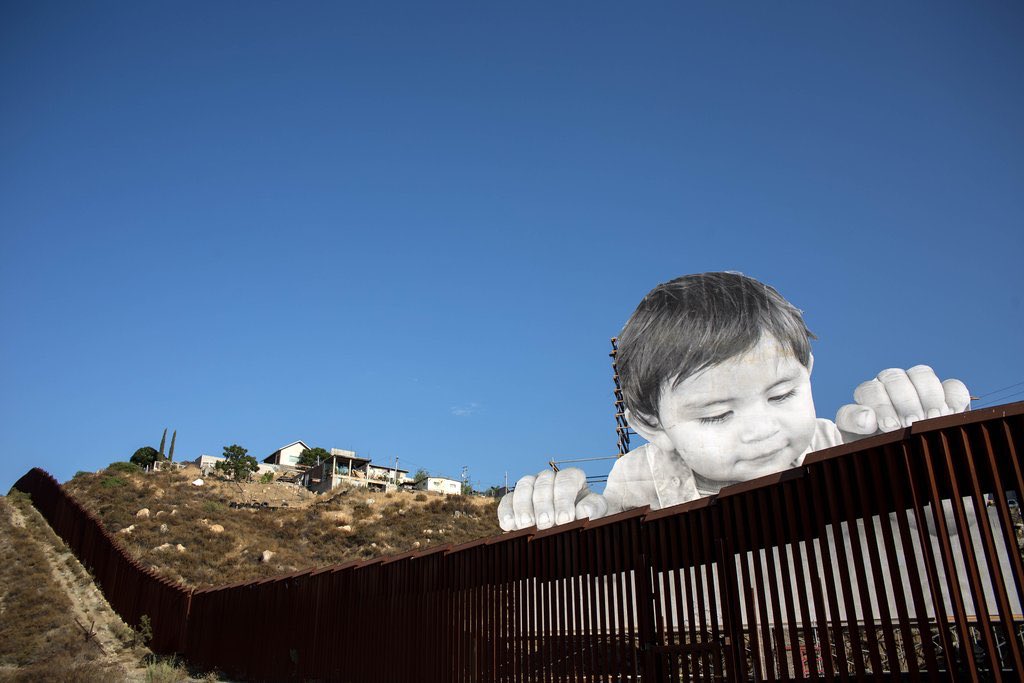 Гигантска инсталация на дете на границата между САЩ и Мексико 