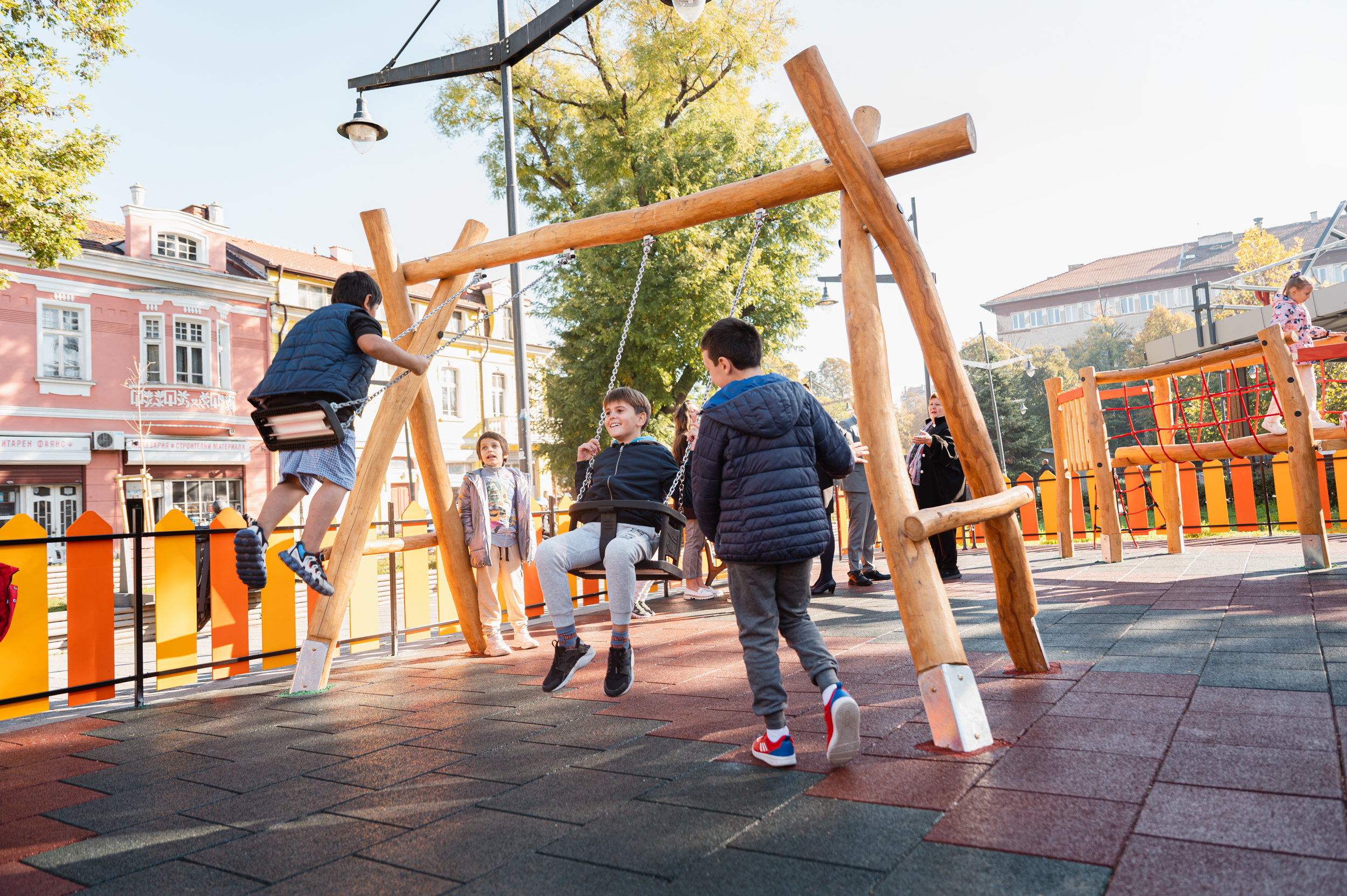 Kaufland дари нова детска площадка на район „Възраждане“