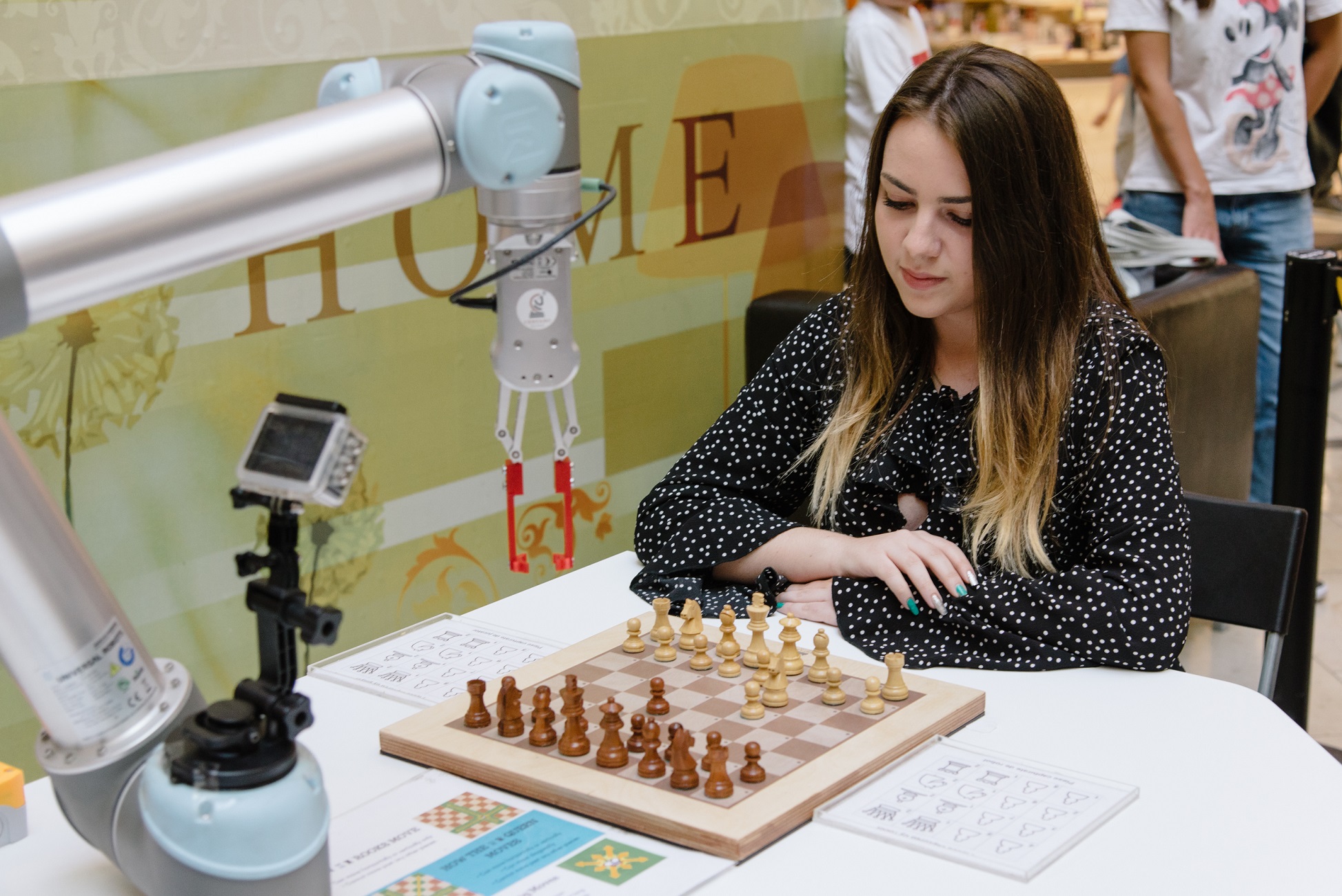 Нургюл Салимова победи и робот на шах  
