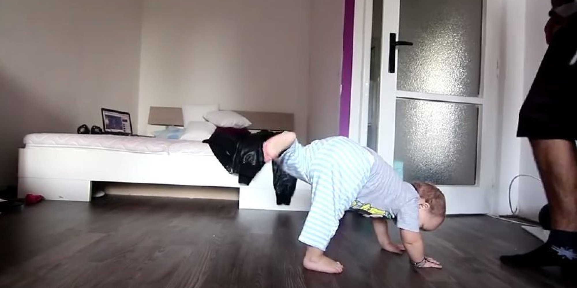 Татко учи бебето си да танцува брейк 