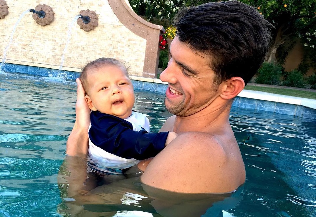 Майкъл Фелпс учи сина си да плува под вода 