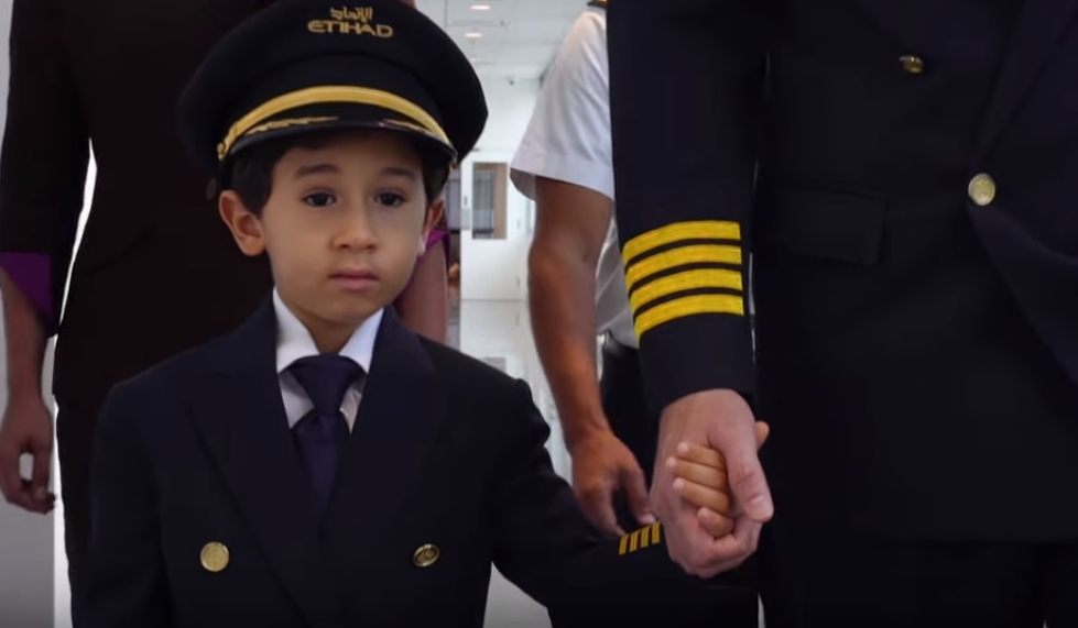 6-годишно момче за ден стана истински пилот (видео) 