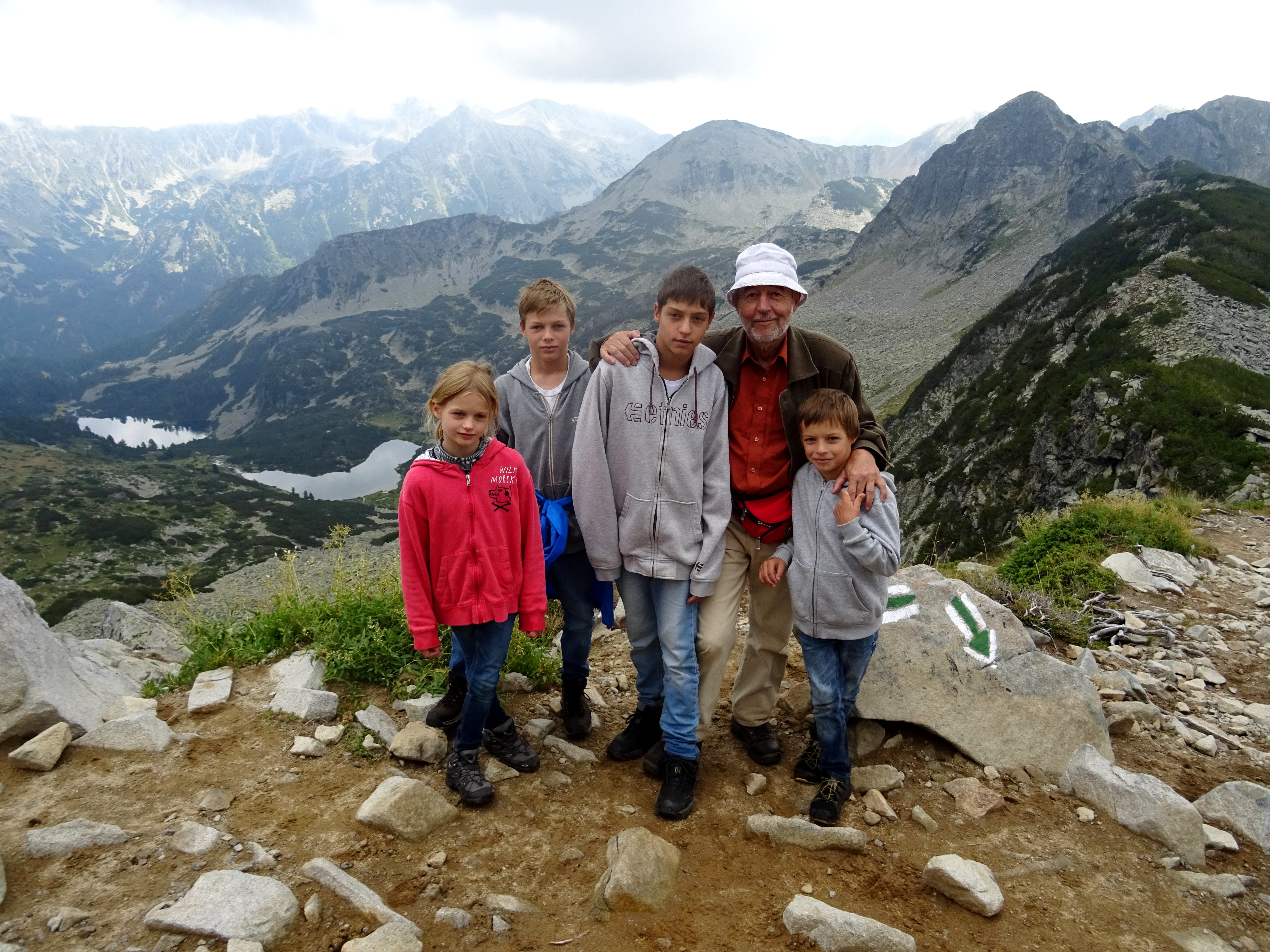 Математик с 4 внучета нагоре надолу из планините 