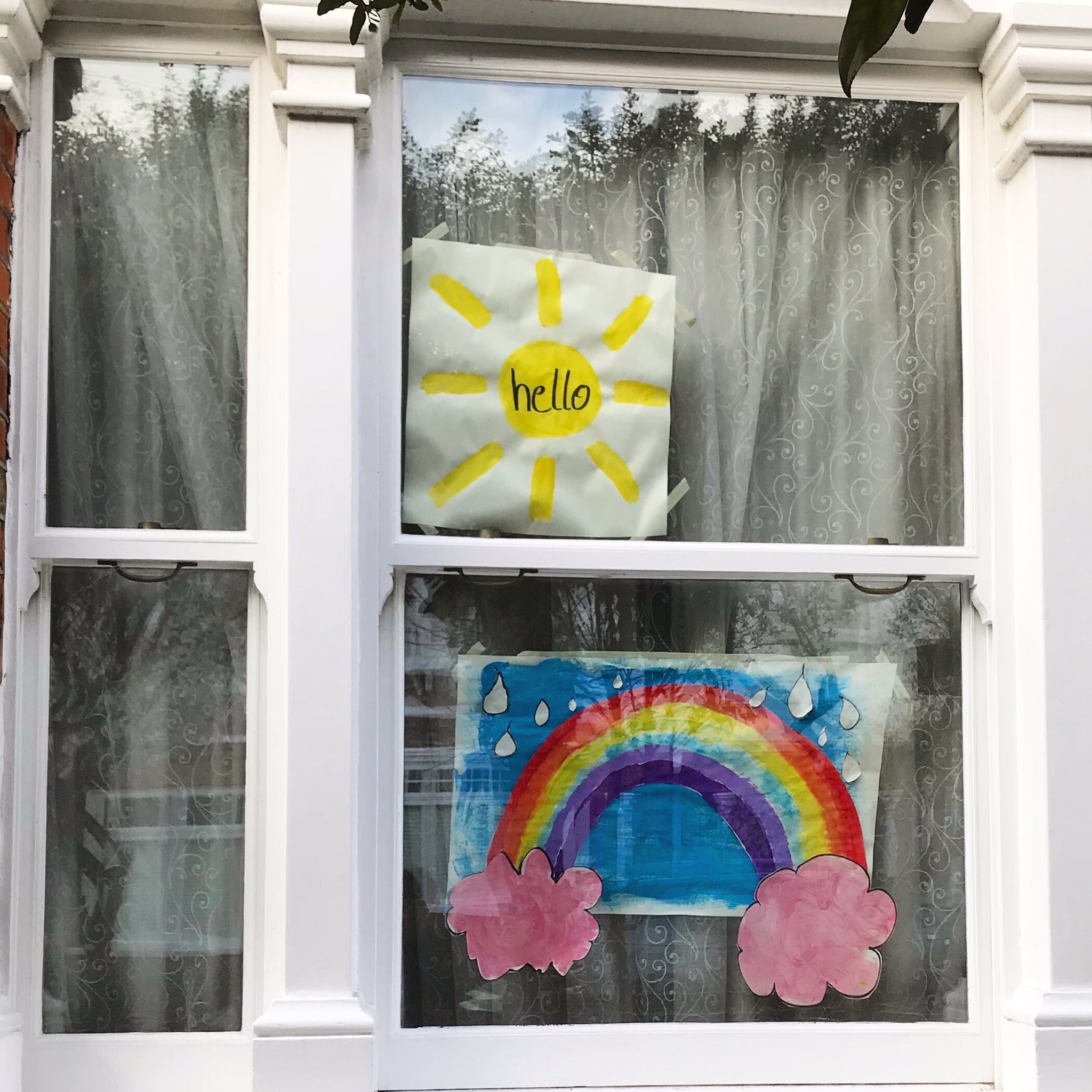 Дъга в прозореца - нов поздрав за надежда във Великобритания 