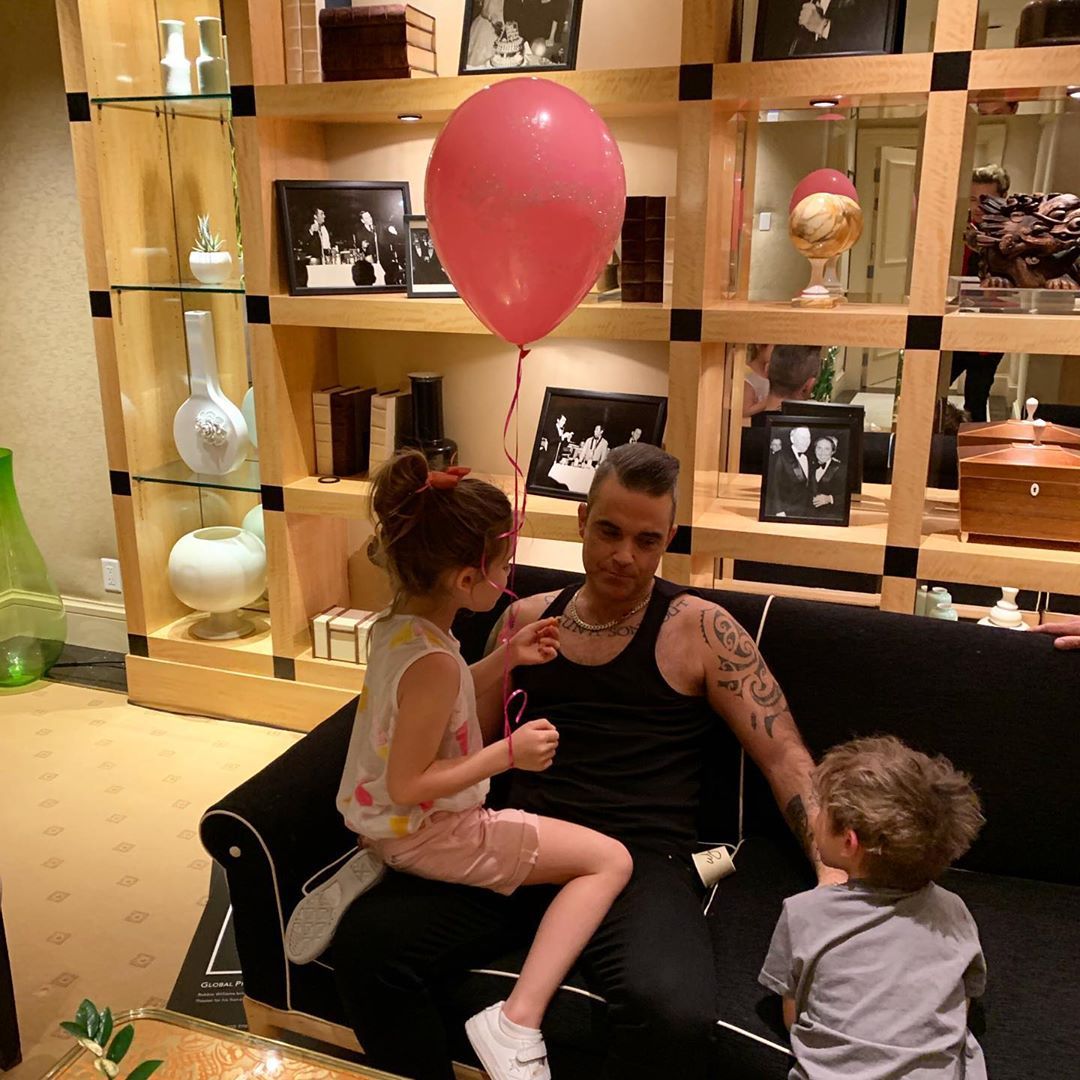 Дъщеричката на Роби Уилямс пише песни 