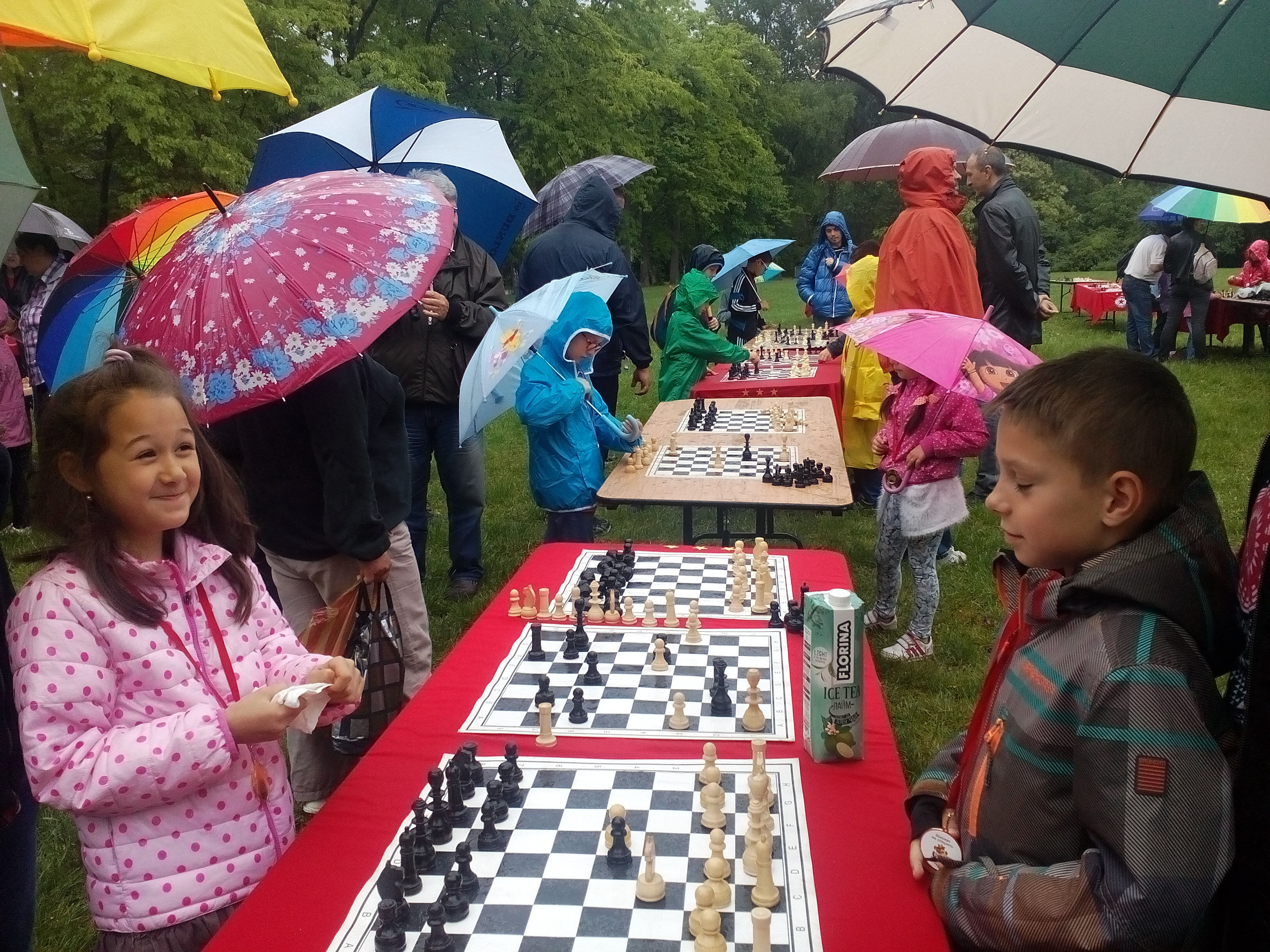 Над 100 деца играха шах на открито въпреки дъжда