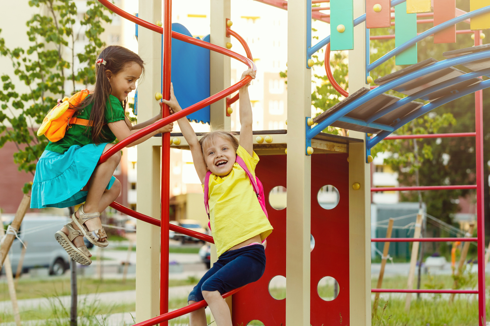3 работещи стратегии, които ще помогнат на детето на детската площадка 