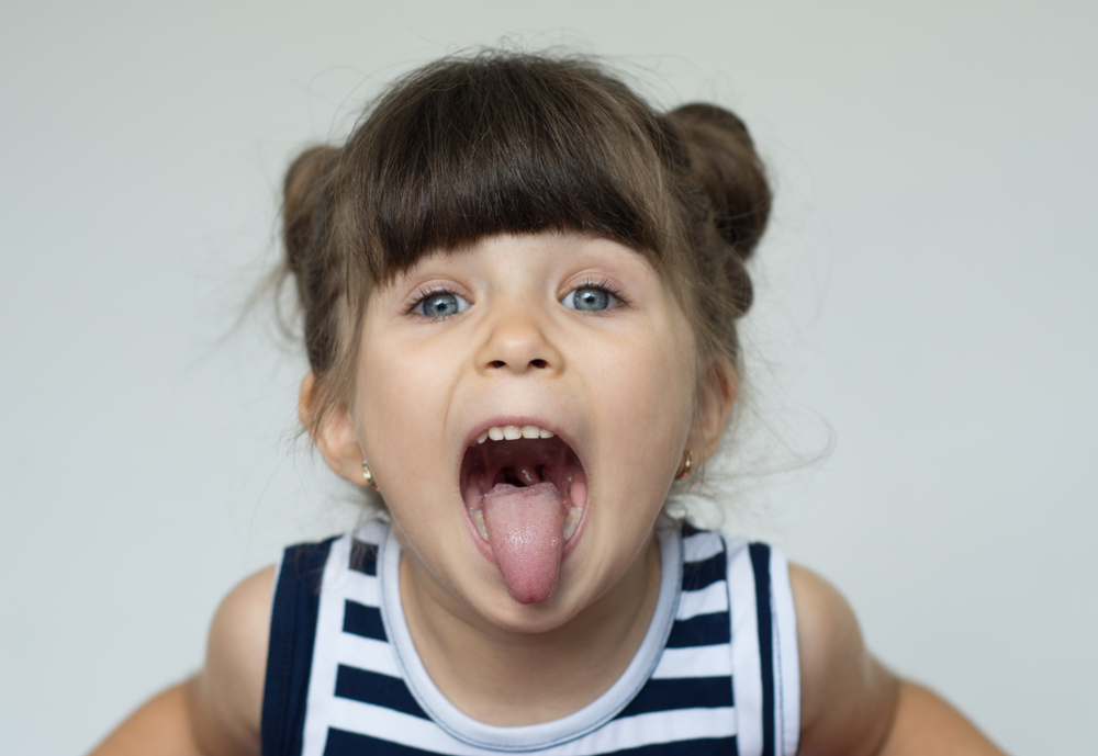Идея на помощ: ако езикът на детето е с бели или цветни налепи  