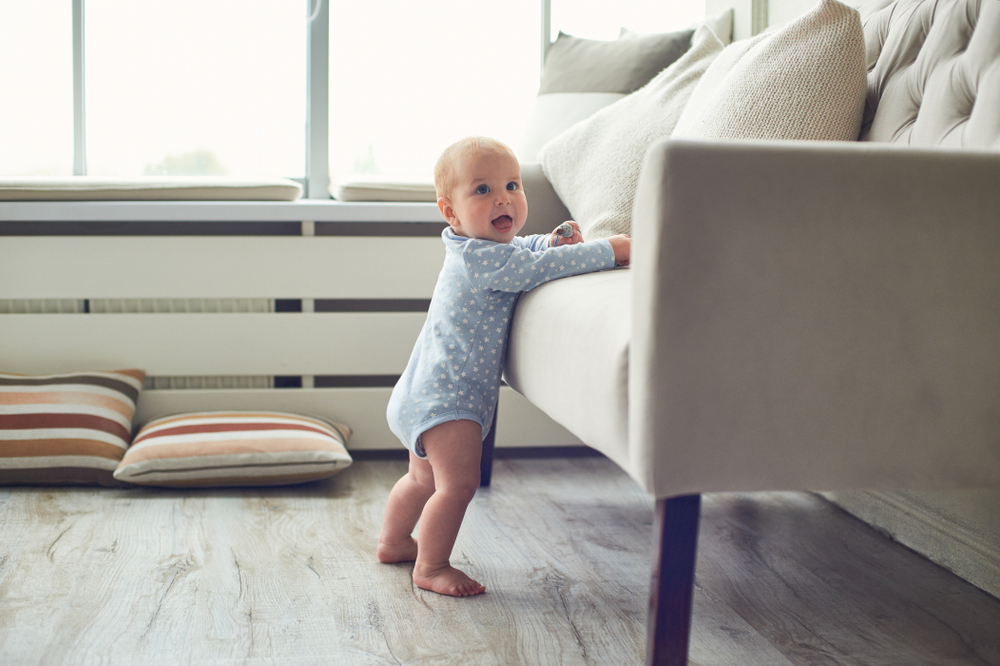 Вашето бебе на 8 месеца: Първи опити да се изправи и задържи стабилно 
