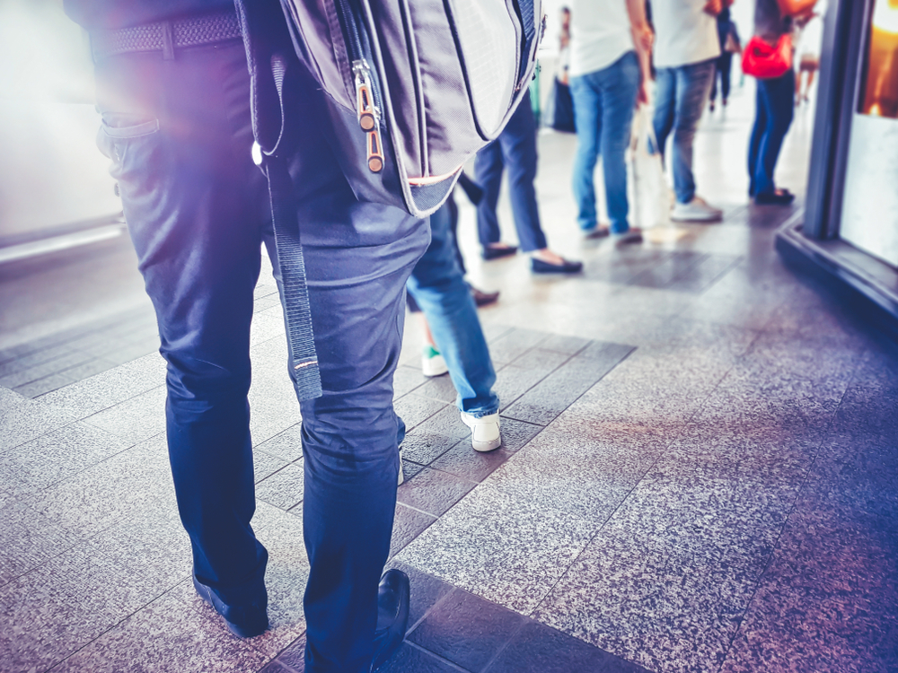 Срещу заплащане съпрузи пазят ред на опашки в Черния петък