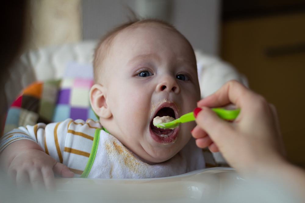 Как правилно да захраните бебето 