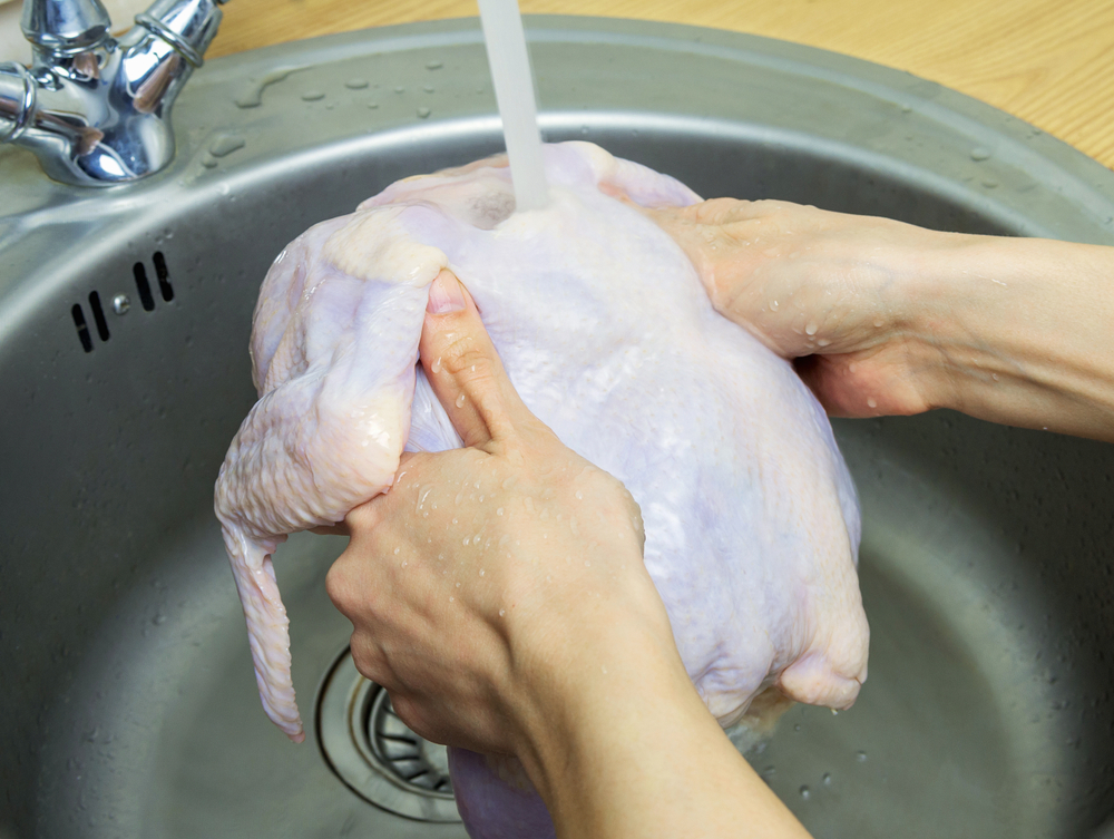 US учени: Преди готвене, не мийте суровото пиле 