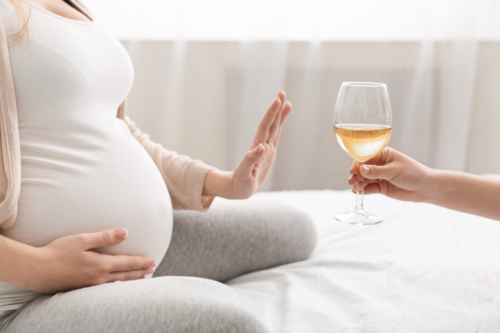 Чаша-две вино през бременността създават риск за бебето 