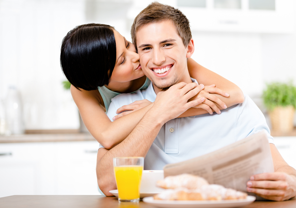 Целувките на любимата стимулират мъжа да заработва повече пари 