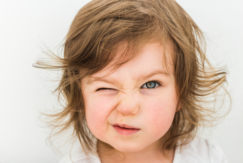 Досадните тикове: детето непрекъснато мига с очи 