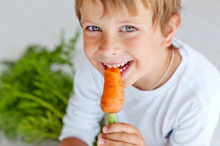 Морковите няма да помогнат: 3 популярни мита за детското зрение