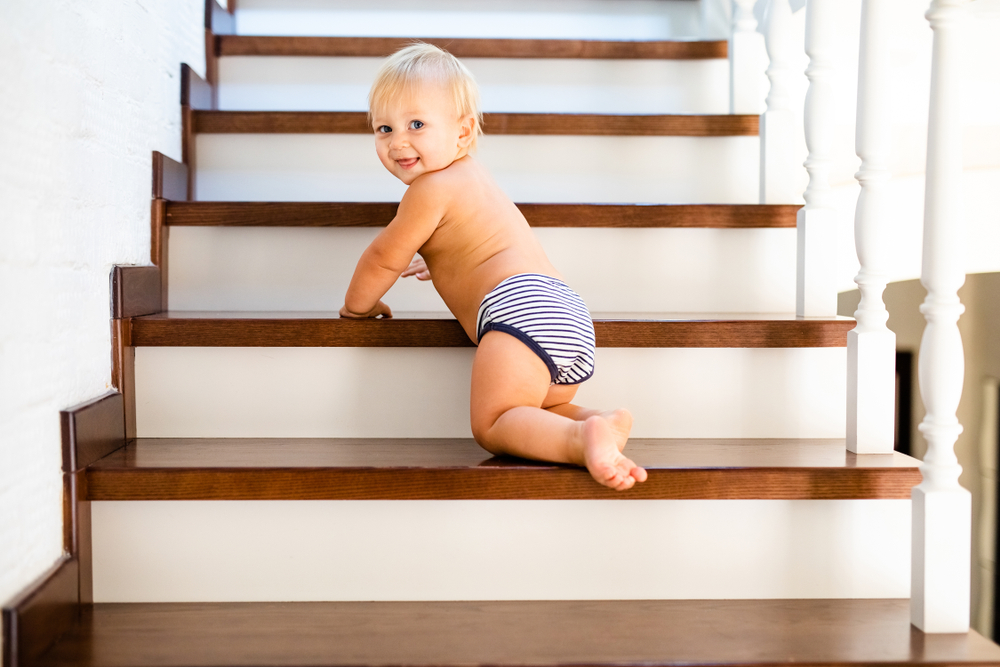 На каква възраст детето може само да изкачва стълбите 