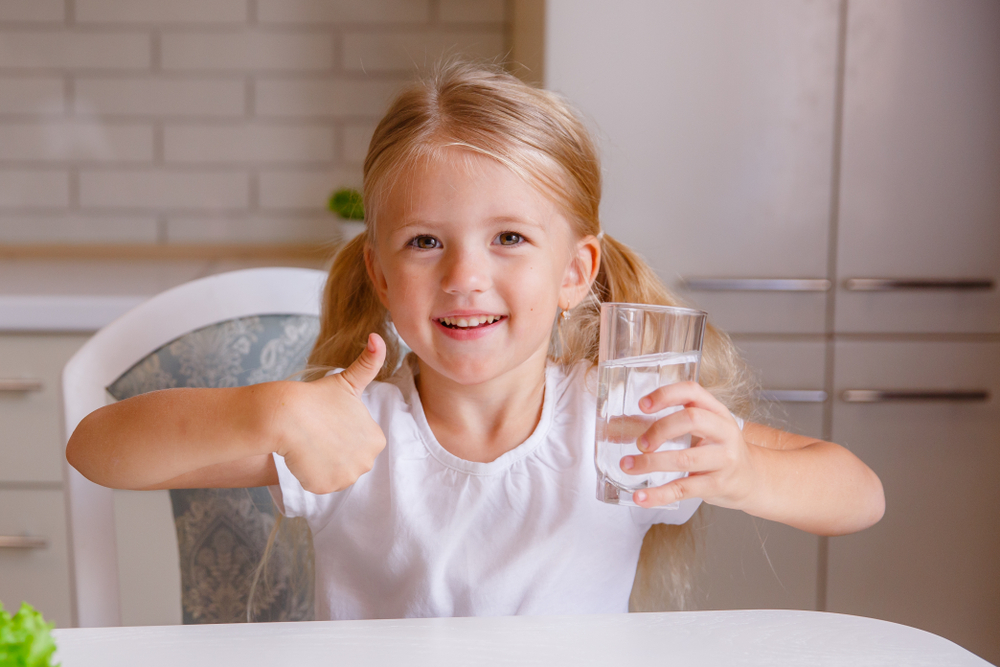 Приучете отрано детето да пие вода 