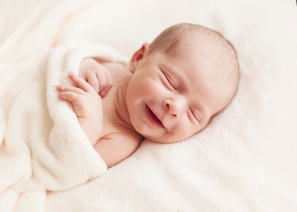 Защо бебетата се усмихват насън
