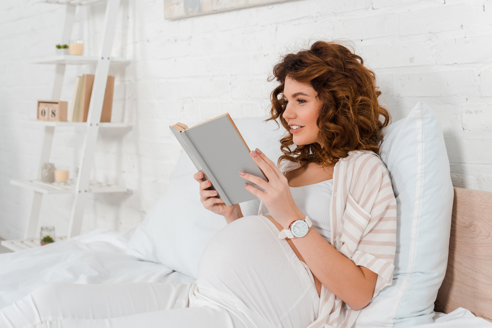 Как да преборите скуката, ако се налага да останете на легло по време на бременността 