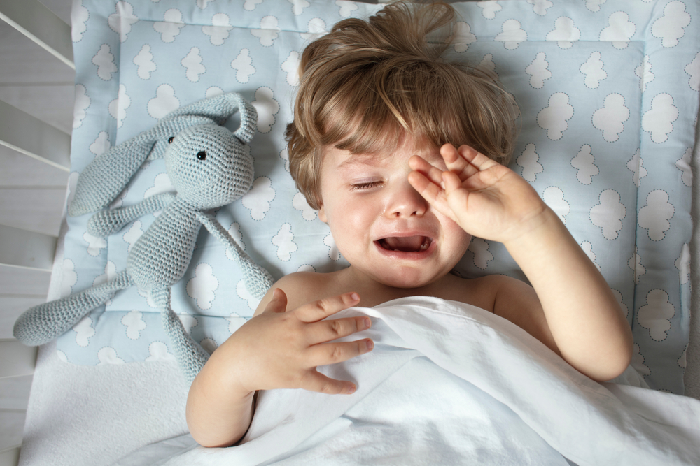 Как да успокоите плачещото дете преди сън 