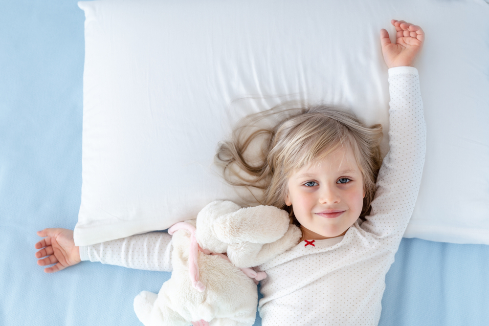 Кога да добавите възглавница в леглото на детето